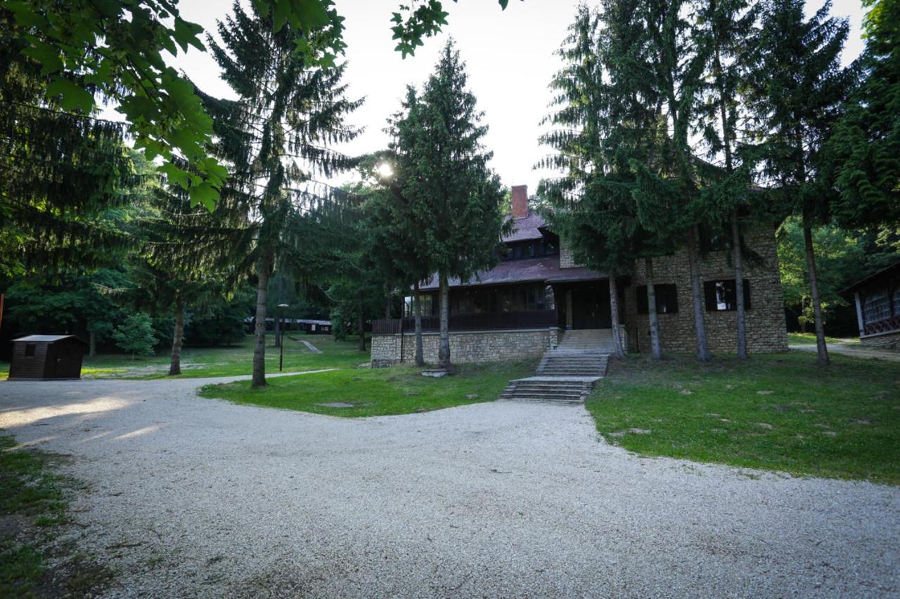 Deja Vu Szallas & Rendezveny Zirc Exterior photo